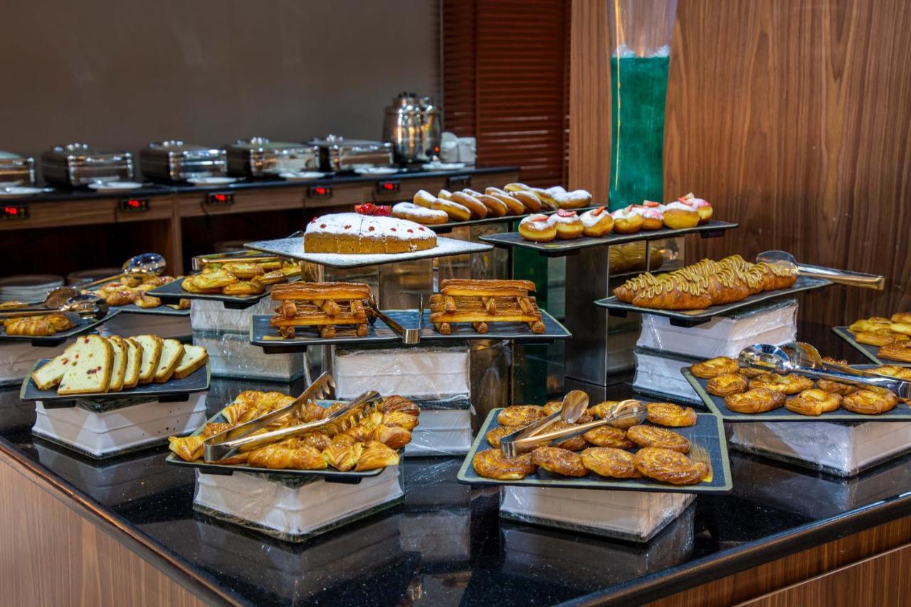 Petra Moon Luxury Hotel Wadi Musa Eksteriør billede A dessert buffet